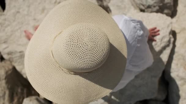 Μια Εναέρια Λήψη Αιχμαλωτίζει Μια Γυναίκα Φορώντας Ένα Καπέλο Ήλιου — Αρχείο Βίντεο