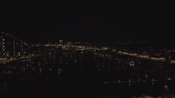Dronă Alunecă Grațios Peste Port Noapte Capturând Luminile Orașului Încântătoare — Videoclip de stoc