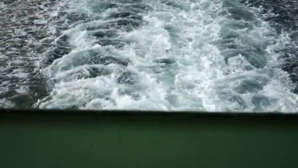 渡船的尾迹所产生的水花 增加了水上场景的动感和活力 — 图库视频影像