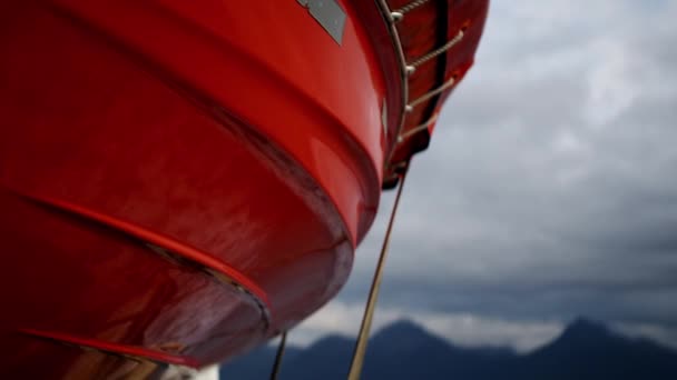Primer Plano Bote Salvavidas Naranja Símbolo Seguridad Marítima Contra Las — Vídeos de Stock