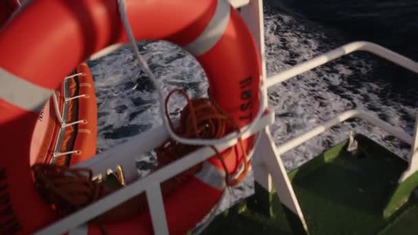 Ένα Ταξίδι Πλοίο Δείχνει Ένα Σωσίβιο Τοποθετημένο Ένα Πλοίο Μονοπάτια — Αρχείο Βίντεο