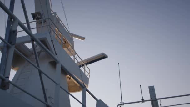 Antenas Radar Giratórias Balsa Exibindo Equipamentos Navegação Ponta Ação — Vídeo de Stock