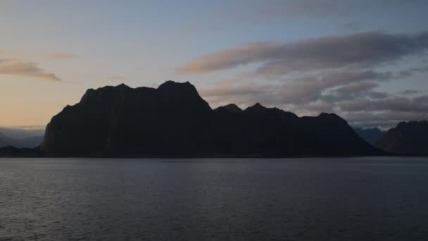Viaje Ferry Que Captura Serena Belleza Una Silueta Montañosa Sobre — Vídeo de stock