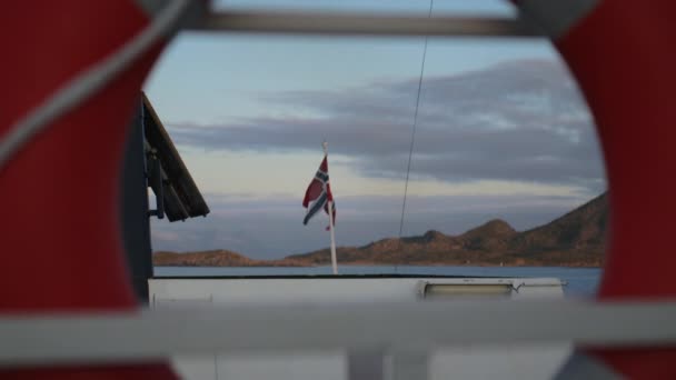 Норвежский Почтовый Флаг Обрамлённый Размытым Спасательным Буем Переднем Плане — стоковое видео