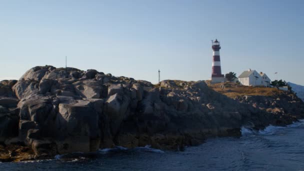 Serene Ferry Journey Elegantly Gliding Seaside Residences Skrova Lighthouse Situated — Stock Video