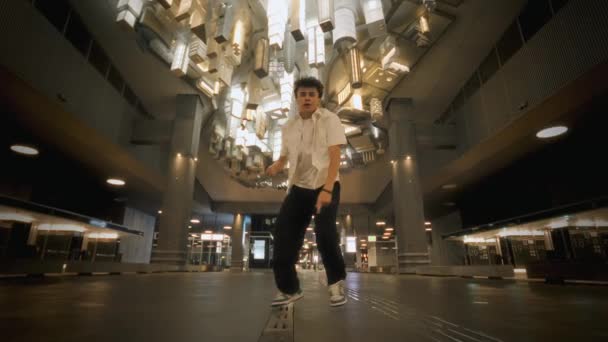 Yetenekli Bir Dansçı Yavaş Çekimde Serbest Stil Hip Hop Dansı — Stok video