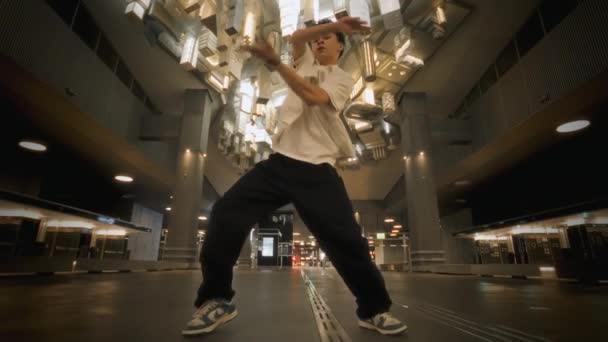 一个低角度的镜头捕捉到一个嘻哈舞者用胳膊跳着现代舞步 而摄像机则在他的表演中缩进缩出 — 图库视频影像