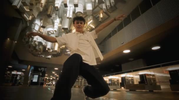 Danseur Talentueux Exécute Une Routine Hip Hop Freestyle Complexe Dans — Video
