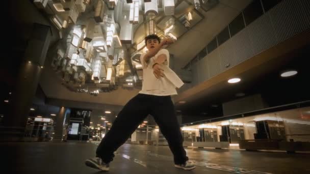 Genç Bir Dansçı Hareketli Bir Hip Hop Dansını Yavaş Çekimde — Stok video