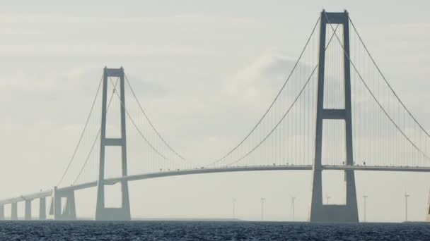 Ett Statiskt Skott Fångar Great Belt Bridge Silhuett Höljt Lugn — Stockvideo