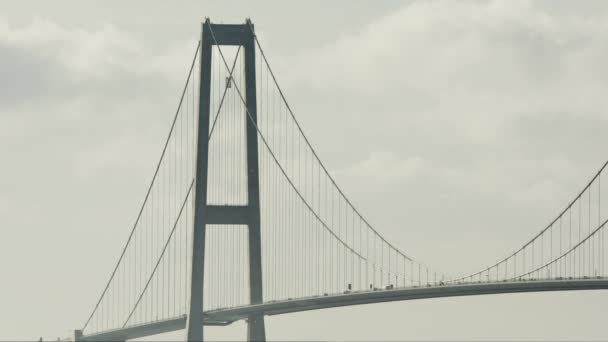 一个静态的镜头抓住了大贝尔特桥 它的高耸的塔架和复杂的电缆耸立在朦胧的云雾中 — 图库视频影像