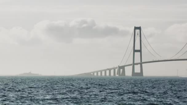 Статический Снимок Запечатлевший Знаменитый Мост Большого Пояса Охваченный Спокойной Туманной — стоковое видео