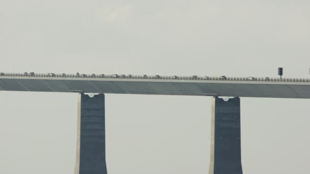 Статический Снимок Фиксирует Ритмичный Поток Движения Мосту Большого Пояса Дании — стоковое видео
