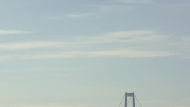 デンマークのグレートベルト橋の壮大さを明らかにするために 危険な雰囲気の微妙なベールから下方に移動するティルトショット — ストック動画