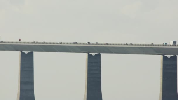 パンは デンマークのグレートベルト橋の建築美を横断する車の優雅な動きを撮影する左から右に移動します — ストック動画