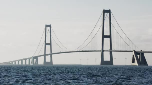 静的なショットは デンマークのアジアの水の上にグレートベルト橋を飾るピロンとケーブルをキャプチャします — ストック動画