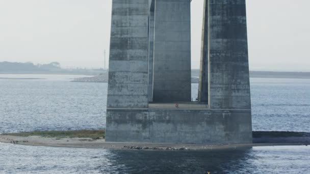 Статический Крупный План Впечатляющего Дизайна Бетонного Пилона Большого Моста — стоковое видео