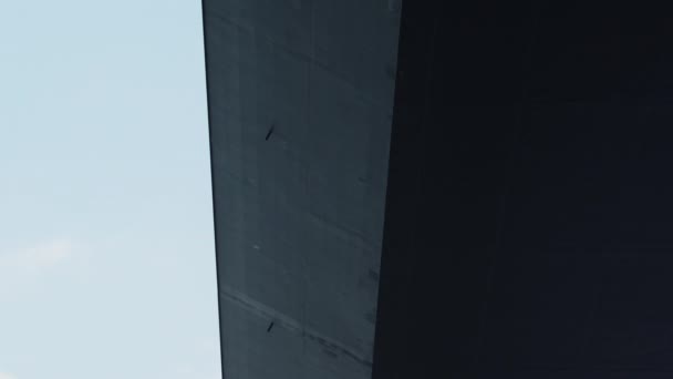 グレートベルトブリッジの具体的な詳細の背後にある精度とスキルを示す下方に移動するティルトショット — ストック動画