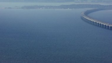 Danimarka 'da gündüz vakti Büyük Kemer Köprüsü' nden geçen trafik akışını yakalayarak soldan sağa hareket eden hava görüntüsü