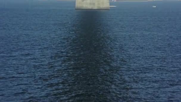 トリルショットは上に移動し 下に落ち着いた青い水でグレートベルト橋の具体的な壮大さをキャプチャします — ストック動画
