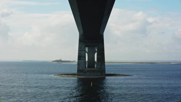 巨大な構造が優雅にデンマークの水に広がるように グレートベルト橋の下で静的なショット — ストック動画