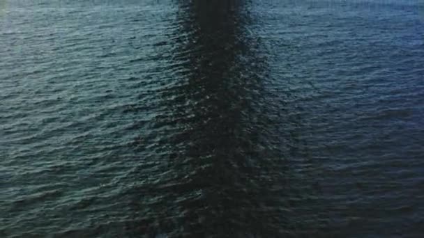 Наклонный Выстрел Движущийся Вверх Захватывает Спокойную Голубую Воду Пространство Мостом — стоковое видео