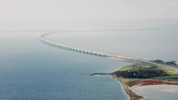 デンマークの昼間の間に穏やかな危険に囲まれたグレートベルト橋の空中静的なショット — ストック動画