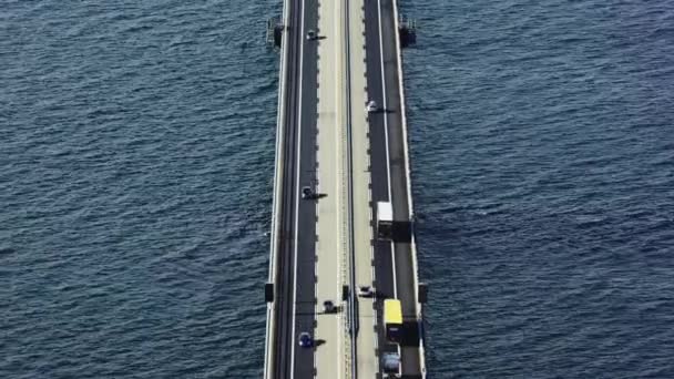 デンマークのグレートベルト橋を優雅に横断する車両の動きを捉えた空中静止ショット — ストック動画