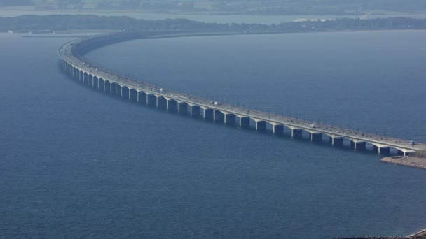 デンマークの昼間のグレートベルト橋での交通の流れをキャプチャする空中静的ショット — ストック動画