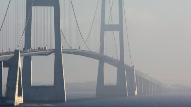 Статический Снимок Большого Моста Охваченного Туманной Аурой Дании Дневное Время — стоковое видео