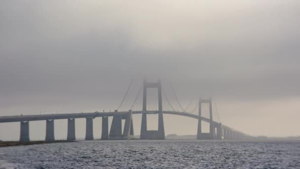 デンマークの霧の雲に覆われた大ベルト橋の静的なショット — ストック動画