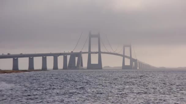 在丹麦轻柔的薄雾中威严地站在大贝尔特桥上的静态镜头 — 图库视频影像