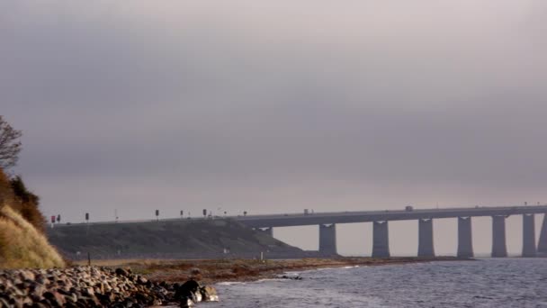 パンは デンマークの霧の雲の柔らかい抱擁に覆われたグレートベルト橋を示す左から右に移動するショット — ストック動画