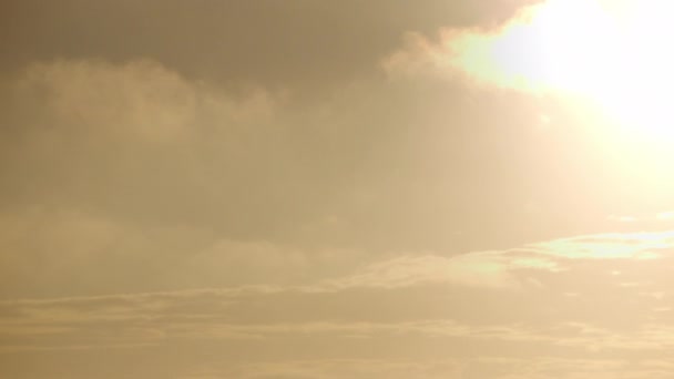 デンマークの危険な日没の穏やかな抱擁でグレートベルト橋をキャプチャする傾斜ショット — ストック動画