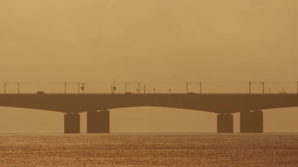 デンマークの危険な夕日を背景にグレートベルト橋を展示する静的なショット — ストック動画