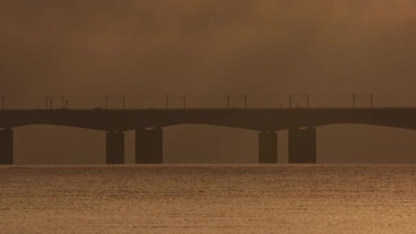 Statický Záběr Velkého Opaskového Mostu Ponořeného Měkkého Zlatého Oparu Dánsku — Stock video