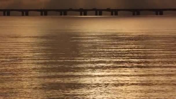 デンマークの空に向かって到達するシルエットでグレートベルト橋をキャプチャする傾斜ショット — ストック動画