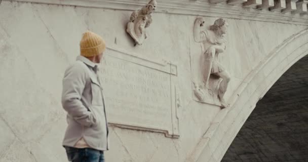 Man Adorned Yellow Beanie Gray Jacket Stands Rialto Bridge Venice — Stock Video