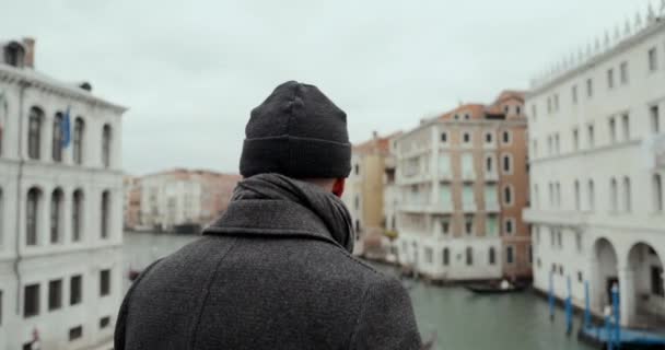 Pandangan Belakang Mengenai Seorang Pria Oleh Kanal Kanal Bersejarah Venesia — Stok Video