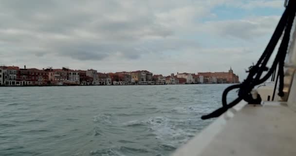 Eine Fesselnde Pov Aufnahme Von Einem Boot Das Die Farbenfrohen — Stockvideo