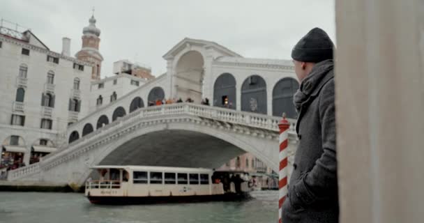 Stylowy Mężczyzna Czarnej Kurtce Stojący Pobliżu Kultowego Mostu Rialto Przepływającą — Wideo stockowe
