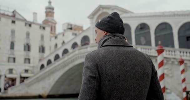 Uomo Berretto Nero Esplora Dintorni Vicino All Iconico Ponte Rialto — Video Stock