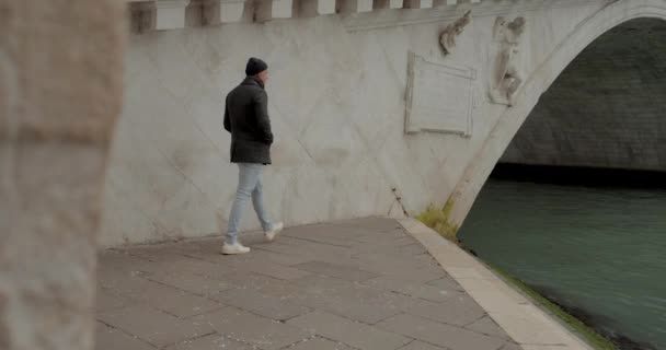 Кастрюля Снимает Неторопливую Прогулку Человека Знаковому Мосту Риальто Дневное Время — стоковое видео