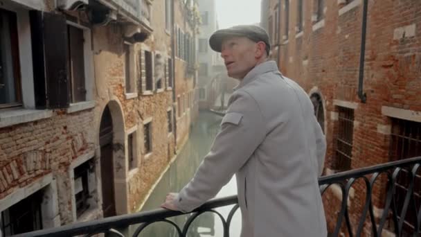 Ένας Άντρας Γκρι Καπέλο Κοιτάζει Κατάπληκτος Ιστορικά Κτίρια Κοντά Στα — Αρχείο Βίντεο