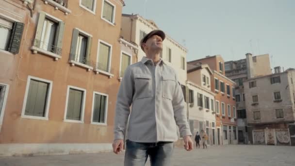 Purtând Pălărie Gri Jachetă Ușoară Bărbat Veghează Frică Clădirile Istorice — Videoclip de stoc