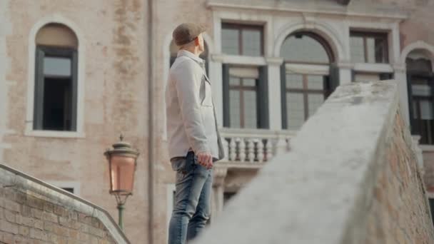 Снимок Человека Который Исследует Достопримечательности Венеции Перед Спуститься Мосту — стоковое видео
