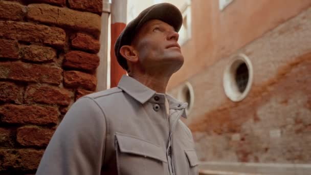 Tuğla Duvarın Yanında Duran Gri Şapkalı Bir Adamın Venedik Teki — Stok video