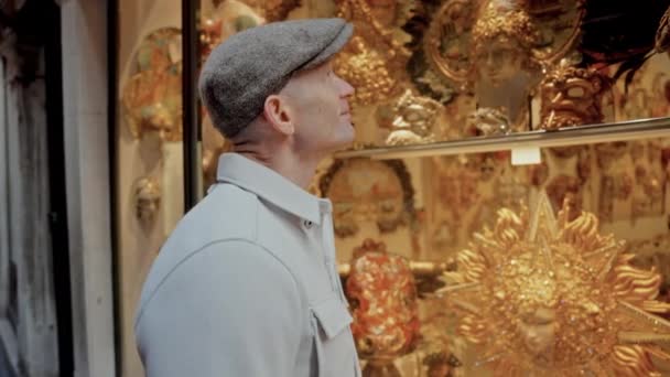 Hombre Con Una Chaqueta Ligera Sombrero Gris Admirando Obras Arte — Vídeos de Stock