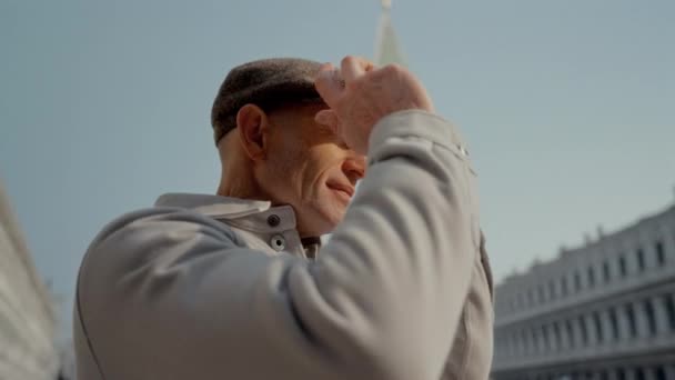 Боковой Снимок Человека Снимающего Шляпу Зафиксировать Волосы Руками Прежде Повернуться — стоковое видео