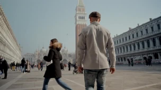Güneşli Bir Günde Venedik Gezerken Ceketli Şapkalı Bir Adam Campanile — Stok video